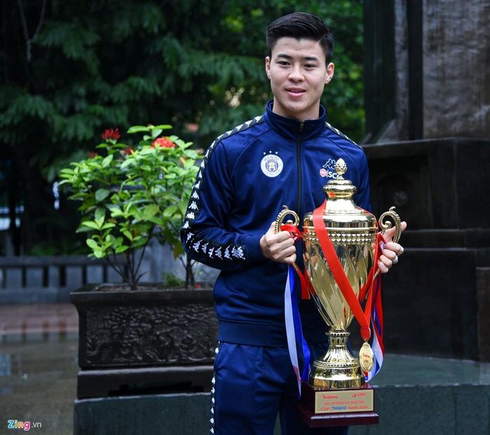 Trung vệ Đỗ Duy Mạnh bên chức vô địch siêu cúp 2018. Đây là danh hiệu anh cùng các đồng đội giành được ở đầu mùa giải năm nay sau khi đánh bại Bình Dương với tỷ số 2-0 trên sân Hàng Đẫy ngày 16/2.