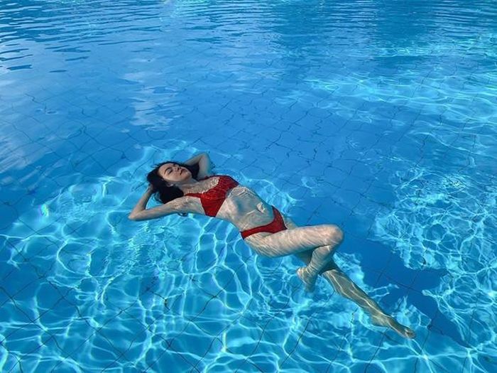 Sau đổ vỡ hôn nhân, Phạm Quỳnh Anh "lột xác" phong cách ngày càng gợi cảm. Gần đây, cô còn chia sẻ khoảnh khắc thả dáng sexy trong bộ bikini đỏ nổi bật. Ở tuổi 35, nữ ca sĩ giữ được vóc dáng cân đối, thon gọn. Nhiều người hâm mộ khen giọng ca Tất cả sẽ thay em dù đã sinh hai bé nhưng đường cong vẫn rất chuẩn.