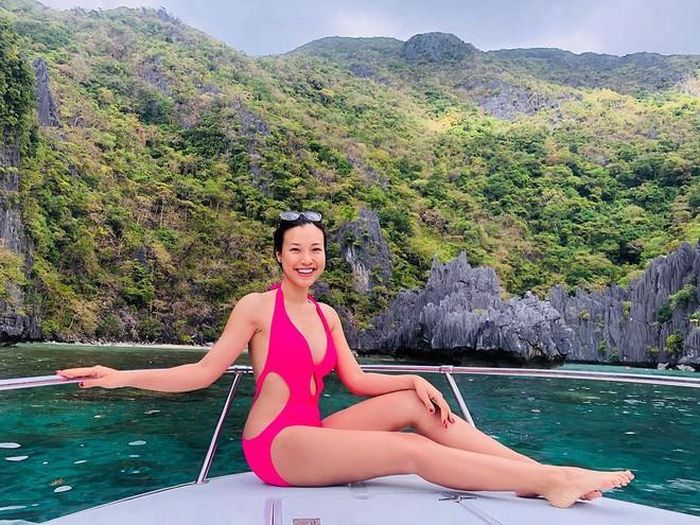 Á hậu Hoàng Anh chọn giải pháp đi du lịch, vui vẻ chụp ảnh với bikini để giải tỏa căng thẳng trong cuộc sống. Không những ghi điểm vì lối sống không scandal, tình cũ Huỳnh Anh còn được khen nhan sắc và khả năng giao tiếp duyên dáng.