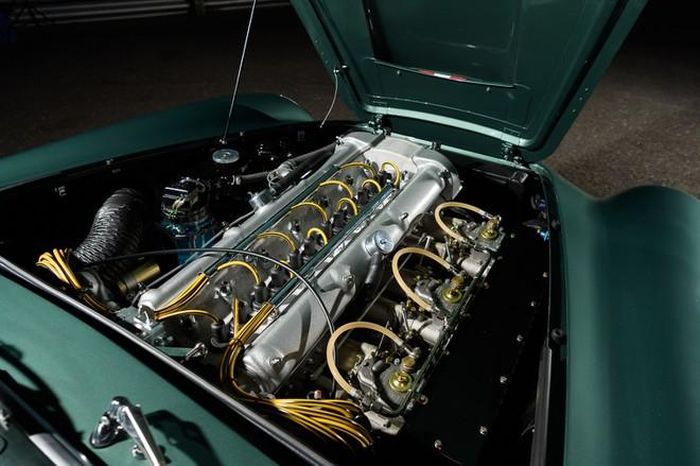Động cơ I6 trên Aston Martin DB4 GT. Ảnh: Hagerty.