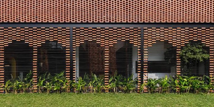 Ưu điểm của lối thiết kế nhà này là không lỗi thời, tiết kiệm điện năng chiếu sáng, thông gió tốt giúp nhà luôn khô ráo thoáng mát và vật liệu đơn giản nhưng dễ đẹp. Tuy nhiên, nhược điểm của nó là tốn thời gian vệ sinh mặt tiền, và bất tiện trong những ngày nắng nóng đỉnh điểm.