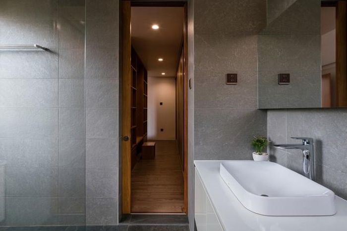 Tường và sàn nhà tắm lát đá marble, một loại vật liệu giá thành vừa phải nhưng thẩm mỹ cao đang được ưa chuộng