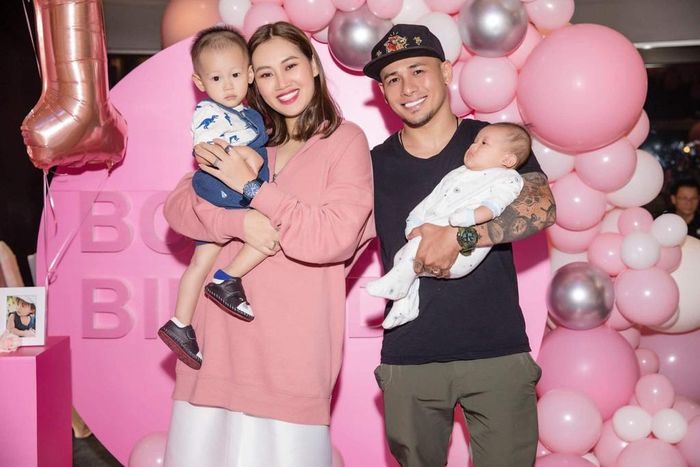 Trong khi đó, stylist Pông Chuẩn chia sẻ: “Diệp Lâm Anh đúng là super mom trong lòng bọn mình. Hôm nay sinh nhật chị Boorin thì hôm qua vừa sinh ra em Biboy. Vậy mà vẫn tới sinh nhật Boorin vì thương con mới tròn một tuổi đã làm chị. Đúng là chỉ có những người mẹ mới làm được”.