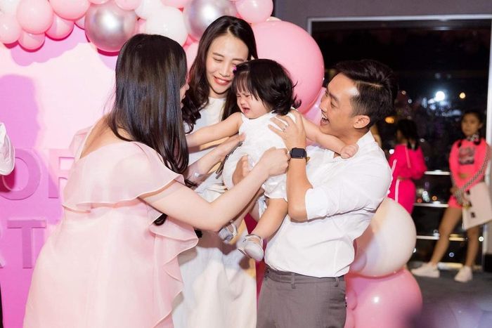 Cường Đô La cùng bà xã đến chúc mừng bạn bè thân thiết. 