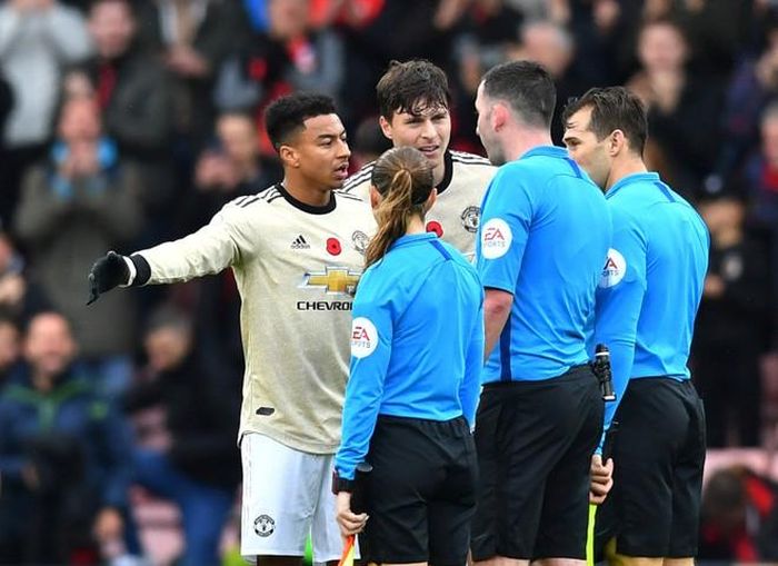  Với Lingard không ghi bàn từ Giáng sinh năm 2018, MU không thể tạo ra sự khác biệt trước hàng thủ có phong độ cao của Bournemouth. MU có 9 lần dứt điểm trong hiệp 2 nhưng chỉ có đúng 1 lần khiến thủ môn Ramsdale phải trổ tài. Thất bại trên sân Vitality khiến "Quỷ đỏ" bị chính đoàn quân của HLV Eddie Howe vượt mặt trên bảng xếp hạng. 