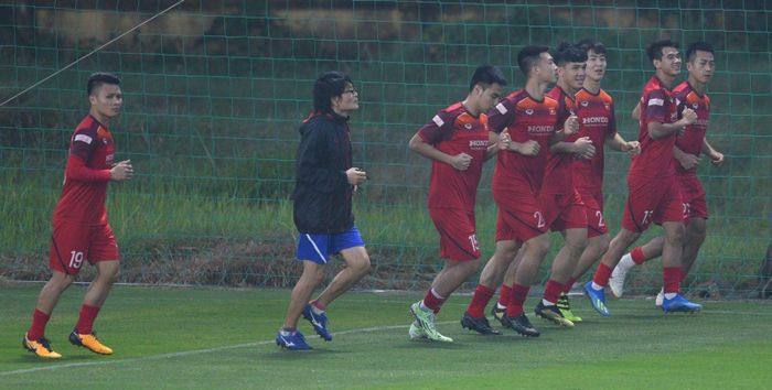 Trong ngày thứ 5 tập trung, nhóm cầu thủ của Hà Nội FC và Quảng Nam đã hội quân cùng tuyển Việt Nam. Họ được bố trí tập riêng dưới sự hướng dẫn của bác sĩ Choi Ju-young, chủ yếu chạy vòng quanh sân và được nghỉ sớm hơn so với phần còn lại.