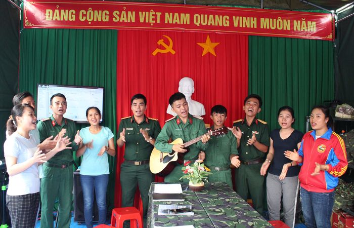  Tuổi trẻ các đơn vị vui văn nghệ tại hội trại. 