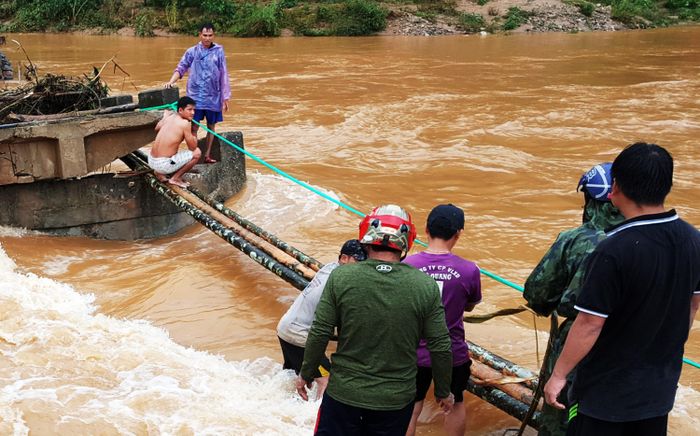 Người dân huyện An Lão dùng cây cau làm cầu tạm đi qua sông Dinh