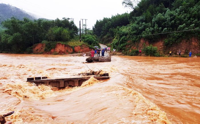 Lũ đánh sập cầu An Liên