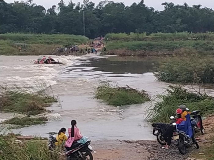 Hiện trường đò ngang bị lật giữa dòng nước chảy siết