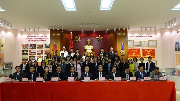  Học viện Tư pháp và các tổ chức hành nghề luật sư ký thỏa thuận hợp tác đào tạo