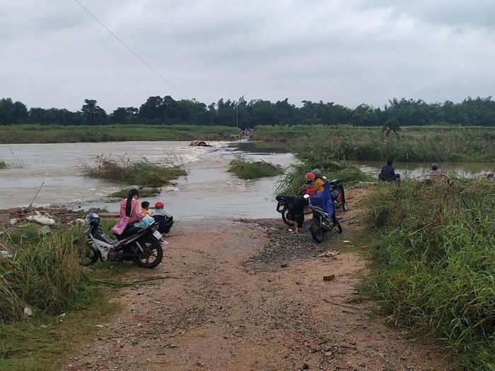Biết là nguy hiểm nhưng do không có cầu, nên người dân bao lâu nay vẫn phải qua lại đoạn sông nguy hiểm này bằng đò - ảnh Nguyễn NgọcTrước đó, do ảnh hưởng của bão số 5, liên tục từ ngày 30/10 đến 2/11, mực nước sông Trà Khúc dâng cao, khiến hơn 300 hộ dân thôn Ân Phú, xã Tịnh An, thành phố Quảng Ngãi hoàn toàn bị cô lập.Thôn Ân Phú nằm ở một gò đất nổi giữa sông Trà Khúc. Cách duy nhất để người dân nơi đây qua sông, đi ra bên ngoài là sử dụng thuyền máy, ghe. Dù địa phương và các cơ quan đã hỗ trợ hàng trăm áo phao để việc qua lại của người dân được đảm bảo an toàn, tuy nhiên, nhiều người vẫn chủ quan và không mặc áo phao.Theo dự báo của Đài Dự báo Khí tượng Thủy văn Quảng Ngãi, trong mấy ngày tới Quảng Ngãi nói riêng và khu vực miền Trung nói chung sẽ xuất hiện đượt mưa cực lớn. Người dân hạ lưu các sông cần chú ý lũ ống, lũ quét có thể xảy ra.