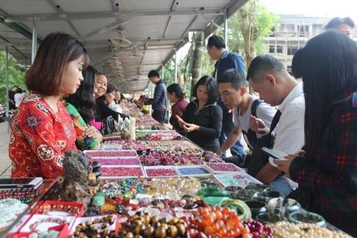 Các sản phẩm từ đá tự nhiên của Lục Yên được bày bán tại chợ