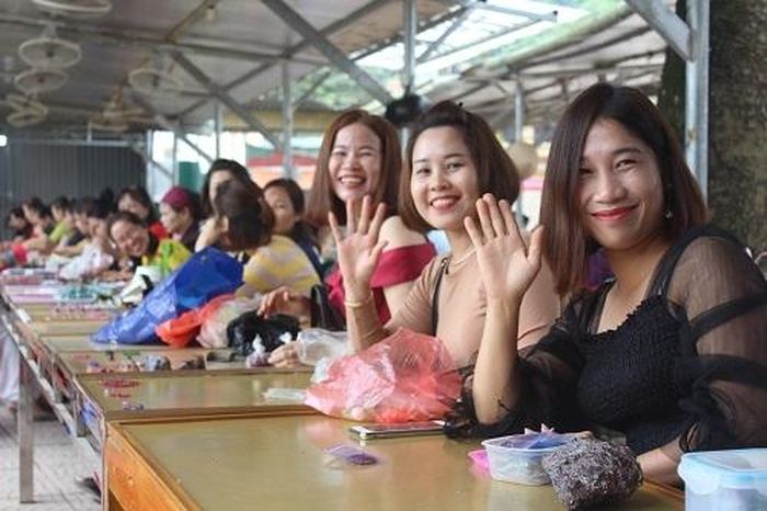 Chợ đá quý Lục Yên luôn nhộn nhịp và chào đón du khách đến với đất Ngọc