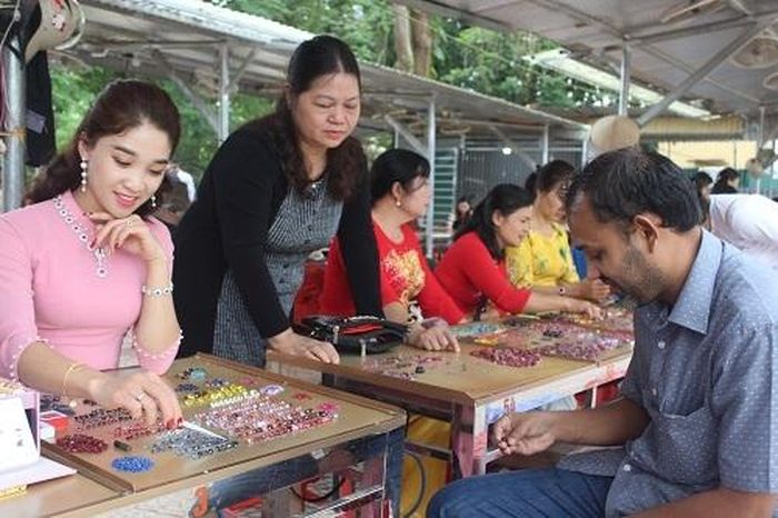 Nhiều du khách quốc tế đến thăm quan và tìm hiểu đá quý của Lục Yên