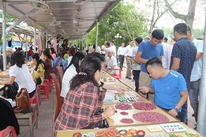 Chợ diễn ra vào buổi sáng tất cả các ngày trong tuần