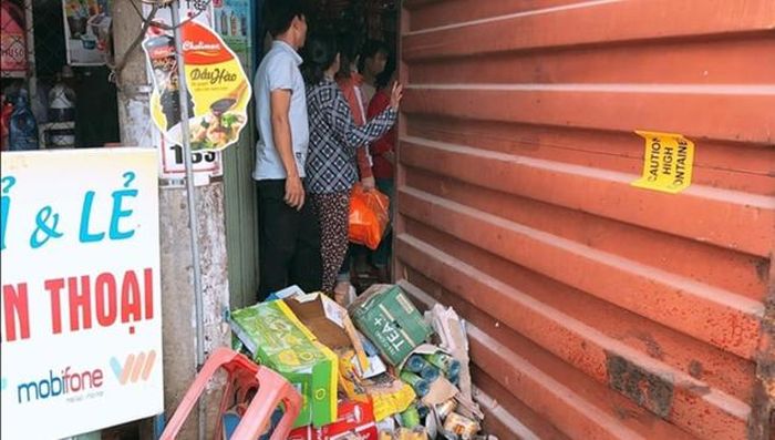  Thùng container lao vào tiệm tạp hóa ven đường.