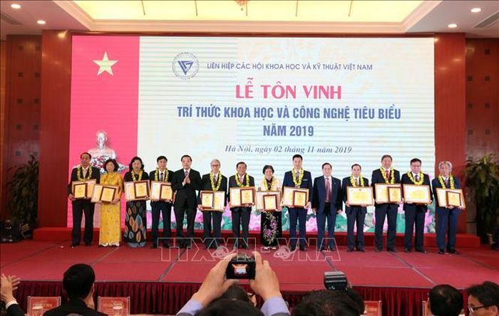 Ban tổ chức trao Biểu trưng và Bằng khen cho các Trí thức khoa học và công nghệ tiêu biểu năm 2019. Ảnh: Anh Tuấn/TTXVN