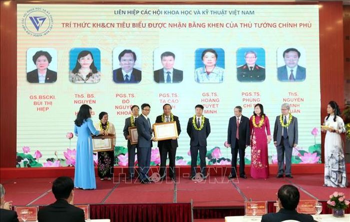 Phó Thủ tướng Chính phủ Vũ Đức Đam thừa ủy quyền của Thủ tướng Chính phủ trao Bằng khen cho 7 Trí thức khoa học và công nghệ tiêu biểu năm 2019. Ảnh: Anh Tuấn/TTXVN