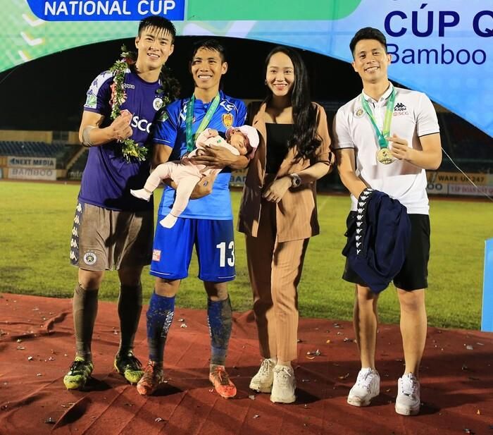 Trong trận đấu, các cầu thủ Hà Nội và Quảng Nam chơi kịch tính nhưng sau đó thì tất cả đều cười rạng ngời và thân thiện. Ảnh VPF