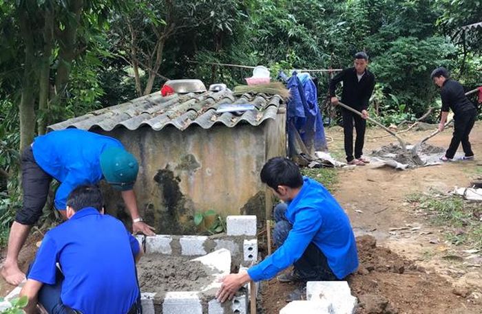 Tổ chức xây nhà vệ sinh.