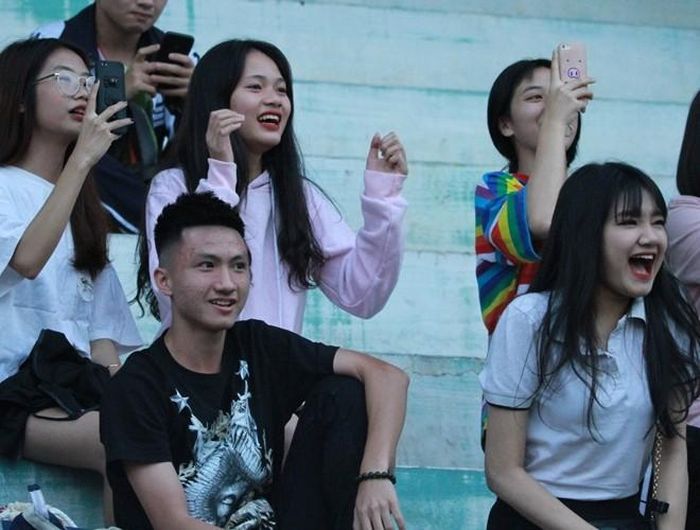  CĐV Hà Đông đến sân cổ vũ cho các cầu thủ 