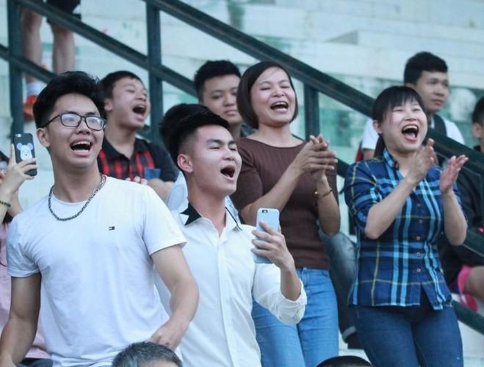  CĐV đến từ Hà Đông vỡ òa sau những phút căng thẳng 