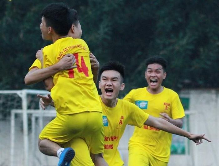  ... thì Nguyễn Đình Đức bất ngờ xử lý rồi sút xa cực hay, mở tỉ số cho THPT Hà Đông 