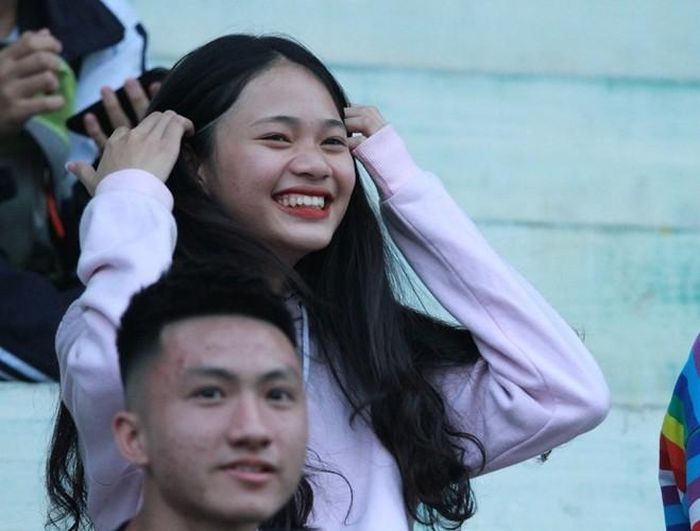  Vì đội bóng của cô đã cầm chắc chiến thắng 