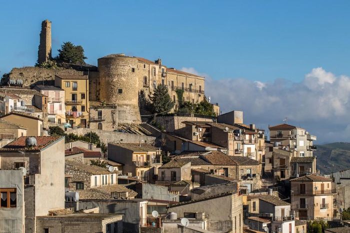 Một số thị trấn ở Italy khác cũng rao bán nhà với giá chỉ 1 euro (1,11 USD) để thu hút cư dân mới bao gồm Sambuca ở Sicily, Zungoli gần Naples và Mussomeli, miền Nam Sicily. Những nơi này trải qua sự suy giảm dân số do người dân chuyển đến các thành phố lớn với nhiều tiện ích hơn. Ảnh: Getty Images.