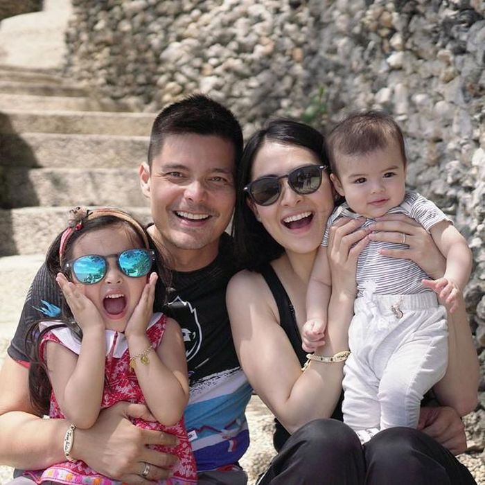 "Mỹ nhân đẹp nhất Philippines" hạnh phúc bên chồng và các con. Marian Rivera sinh con trai hồi tháng 4. Hiện tại, cô ở nhà chăm sóc con nhỏ mà chưa nhận lời tham gia đóng phim.