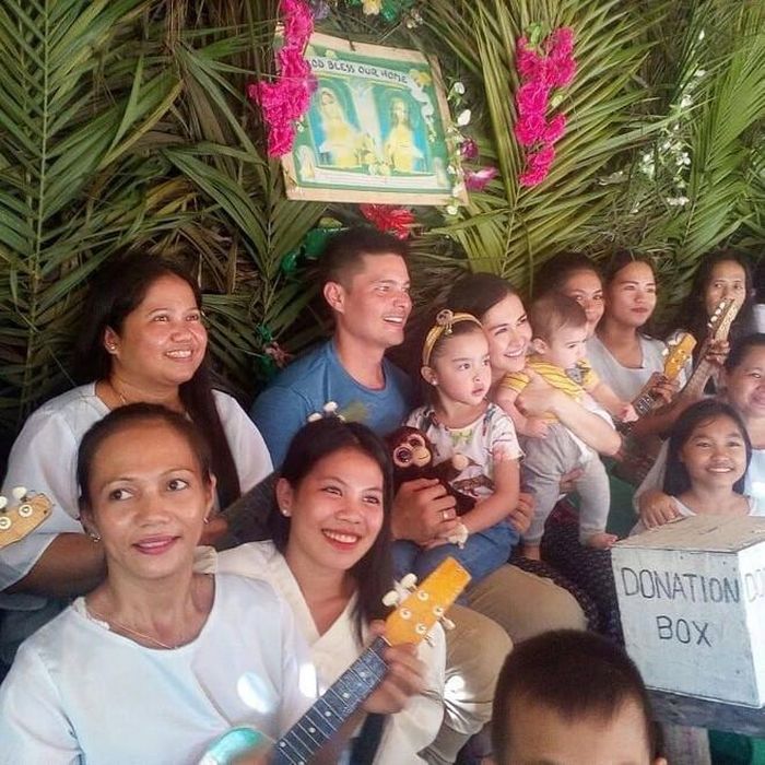 Tuy nhiên, Marian Rivera đồng ý quay một số quảng cáo đồ dùng cho trẻ nhỏ với con gái Zia. Hình ảnh 2 mẹ con xuất hiện trên các vật dụng hàng ngày như sữa bột, thực phẩm, nước uống. Nữ diễn viên còn làm người đại diện cho chuỗi siêu thị tại Philippines, cho thấy sức ảnh hưởng lớn của cô với người dân.