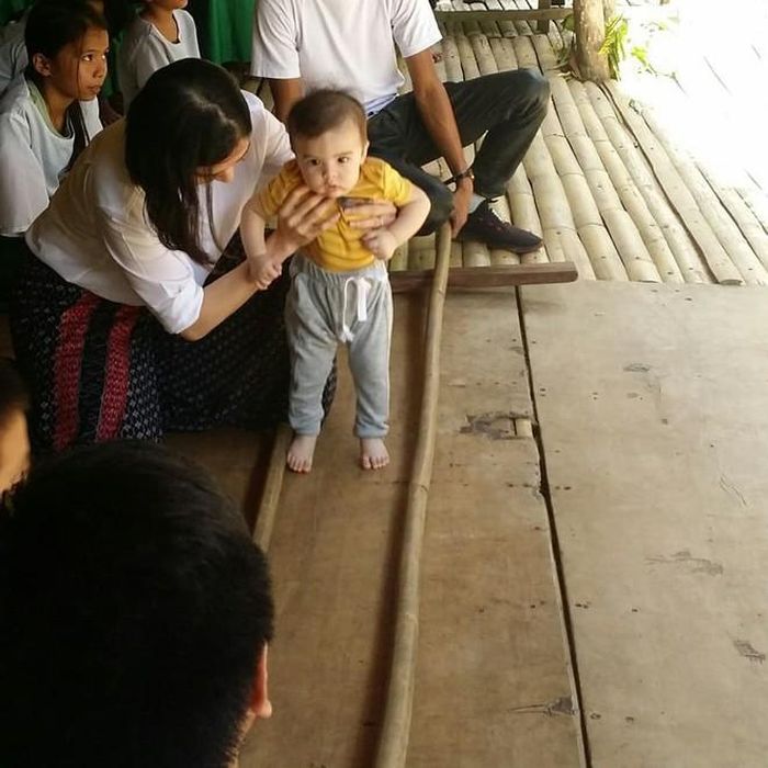 Marian Rivera giúp con trai Ziggy nhảy Tinikling, một điệu múa dân gian của Philippines (tương tự nhảy sạp của Việt Nam). Biểu cảm ngây ngô của Ziggy nhận được sự yêu mến của khán giả.