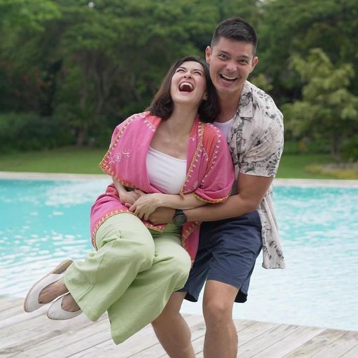 Ngoài ra, nữ diễn viên Vũ điệu hoang dã còn chia sẻ loạt ảnh tình tứ với ông xã Dingdong Dantes. Cặp đôi kết hôn từ năm 2014 trong một đám cưới hoành tráng, được truyền hình trực tiếp và có sự tham dự của Tổng thống Philippines lúc bấy giờ. Trước đó, họ có 6 năm hẹn hò.
