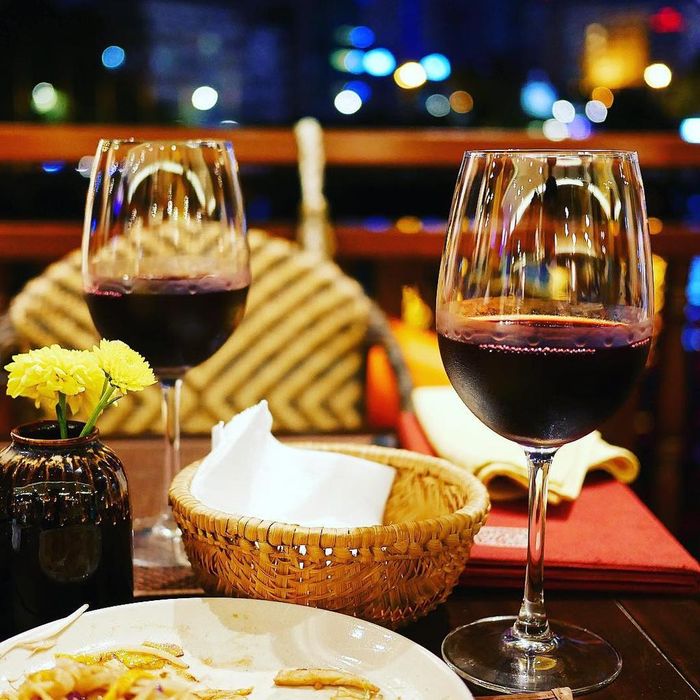 Nhà hàng phục buffet với nhiều món Á - Âu, có biểu diễn nấu ăn tại bàn. Mỗi đêm, thực đơn của nhà hàng thay đổi khác nhau, thực khánh đánh giá đồ ăn Việt Nam trên tàu khá ngon, vừa vị. Phí lên tàu và buffet có giá từ 1 triệu đồng/người. Ảnh: Zeroteco, bonsaicruise.