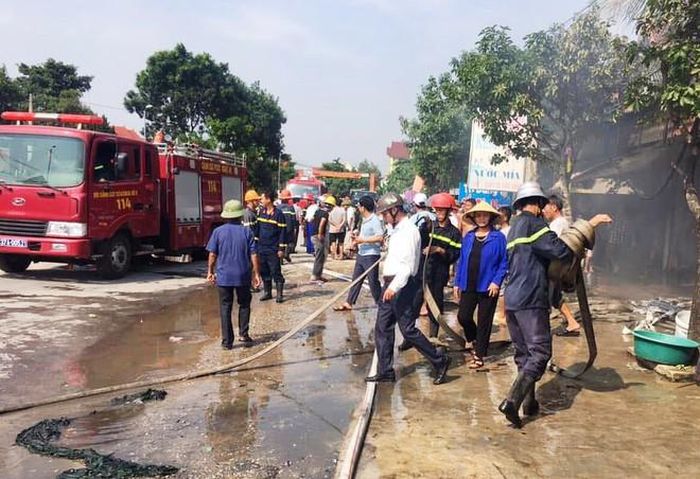 3 xe chữa cháy cùng 24 chiến sĩ tham gia dập lửa. Ảnh: N.Phương.