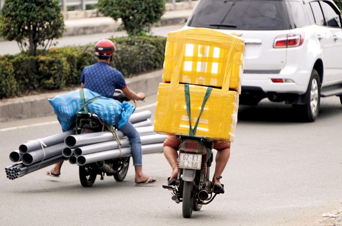 Cách vận chuyển hàng hóa cồng kềnh bằng xe 2 bánh là nỗi khiếp sợ của người tham gia giao thông 