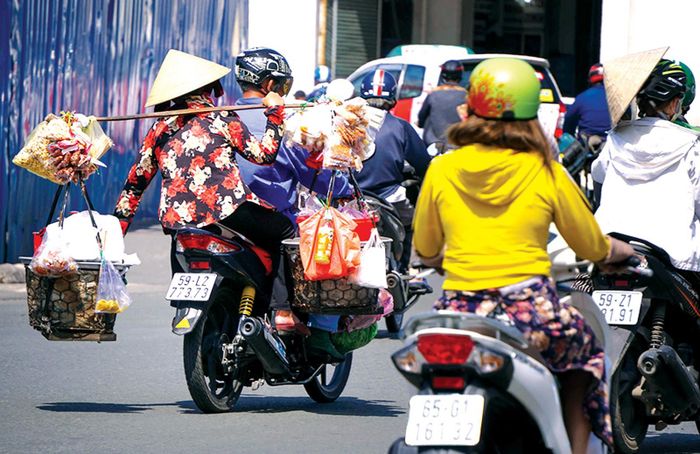 Chuyển hàng bằng xe gắn máy dễ gây ra tai nạn cho người xung quanh