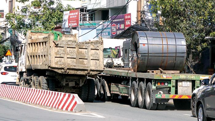 Xe lớn chuyển làn trong nội thị dễ gây tai nạn cho xe 2 bánh vì các điểm mù