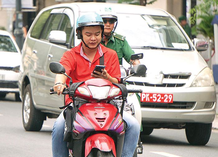 Dùng điện thoại trên đường dễ gây hại cho bản thân và người khác