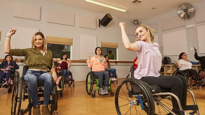 Chelsie Hill chuyển thể các vũ điệu cho phù hợp với người ngồi xe lăn rồi dạy mọi người cùng khiêu vũ