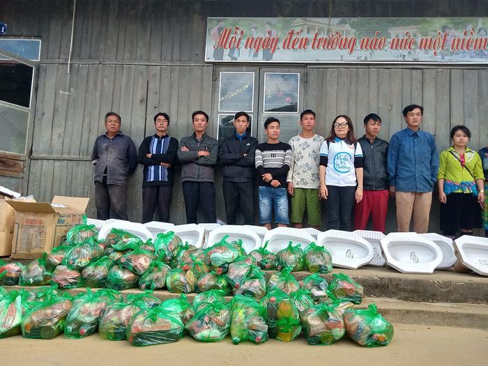 Những phần quà ý nghĩa giành tặng người dân.