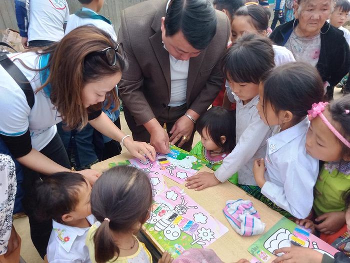 Đoàn tham gia vẽ tranh cát cùng các em học sinh.