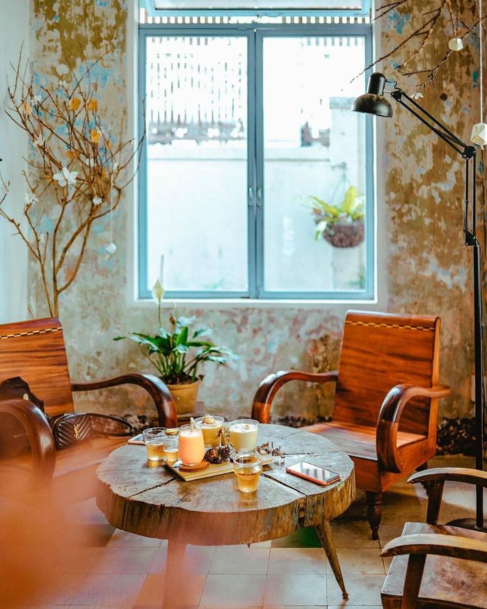  Ở La.Zéro có các loại cà phê, nước trái cây và sinh tố hoa quả được bày biện rất cầu kỳ và đẹp mắt. Quán còn có một góc nhỏ bày bán những món quà lưu niệm xinh xắn cho du khách thoải mái lựa chọn. Ảnh: Vantrangho, frombraintofood. 