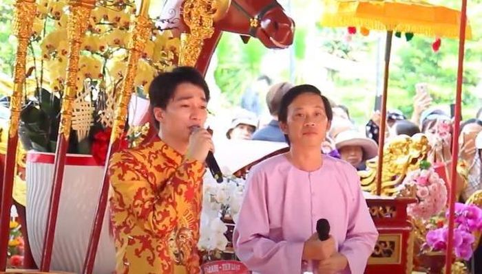 Hoài Linh hát cùng con nuôi ở Lễ giỗ Tổ nghề vào tháng 9.