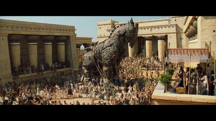 Về sau, người Hy Lạp nghĩ ra cách đóng một con ngựa gỗ khổng lồ tặng cho vua thành Troy coi như món quà bù đắp cho tượng thần Athena bị phá vỡ cũng như thể hiện sự đầu hàng.
