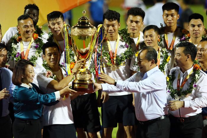 Nguyễn Văn Quyết là cầu thủ xuất sắc nhất V.League 2019. Ảnh: VPF