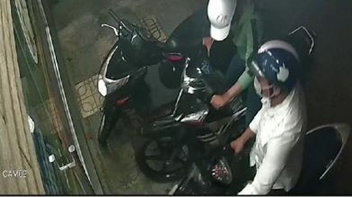 Hai đối tượng điều khiển 2 xe máy cùng tẩu thoát