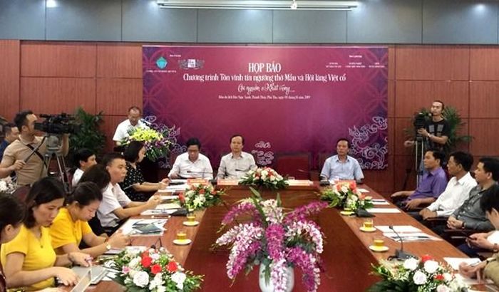 Quang cảnh họp báo chương trình Tôn vinh tín ngưỡng thờ Mẫu và Hội làng Việt cổ.