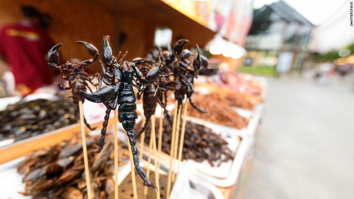 Một món ăn kinh dị khác là bò cạp xiên que. Khác với vẻ ngoài, món này có vị ngon như gà rán, một số người còn nhận xét chúng giống như bỏng ngô, khoai tây chiên. Du có nhiều chất dinh dưỡng nhưng món này không nên ăn nhiều vì hàm lượng tannin trong bò cạp có thể làm bạn bị khô miệng, đau đầu.